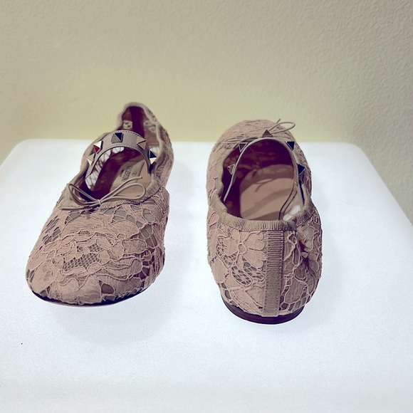 Valentino Garavani Rockstud dusty pink lace ballerinas. - Picture 7 of 9